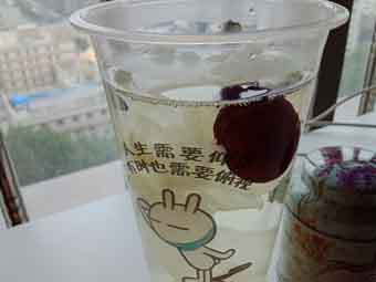 炎炎夏日到來(lái)，一杯銀耳紅棗美如詩(shī)！