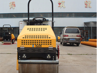  如何讓小型壓路機(jī)適應(yīng)市場的發(fā)展？